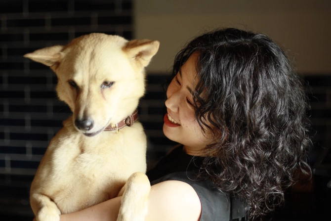 愛犬を抱く矢野 江里子